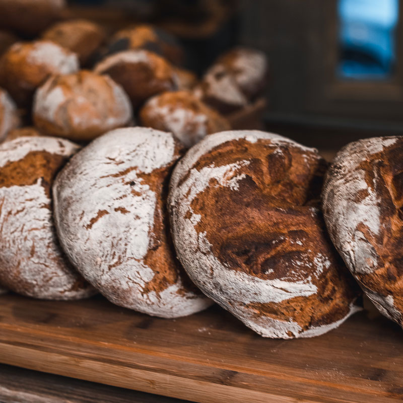 Frühstücken gehen in Lübeck im Konvent Café mit Kaffee und frischem Sauerteigbrot